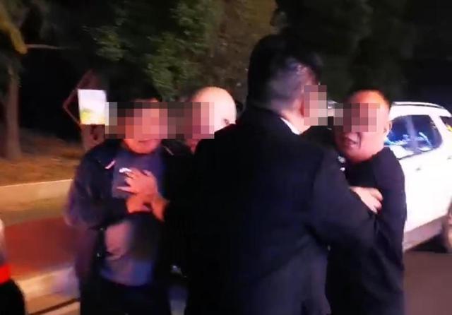 车主被殴打后开车撞碾致1死1伤 现场视频曝光反复碾压残忍行凶