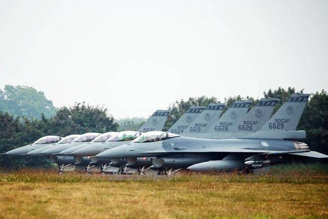 台军F16坠海画面公布 自吹自擂遭打脸