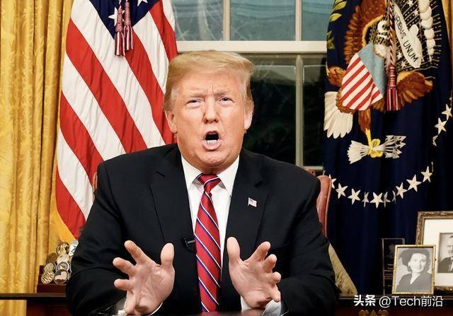 特朗普模仿举重动作嘲讽跨性别运动员 引发舆论热议