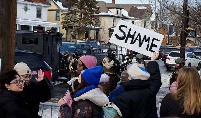 美被枪杀女子事发前曾出言挑衅特工 市长要求ICE“滚出”城市