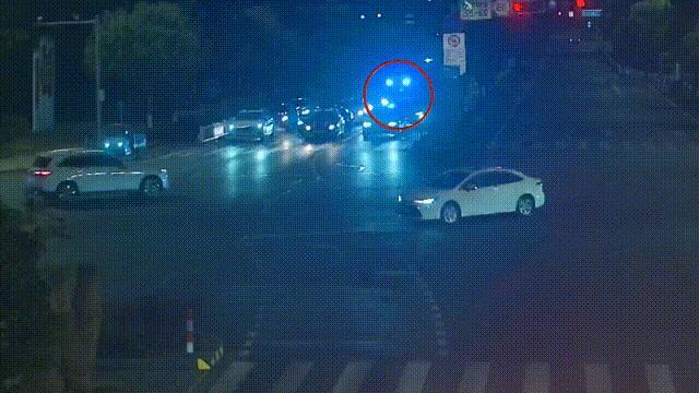 神同步让行救护车，私家车集体展现齐心精神