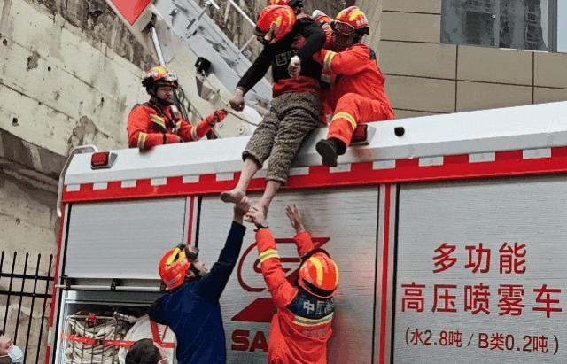 聋哑老人失联4天 被困10米高涵洞 惊险救援成功