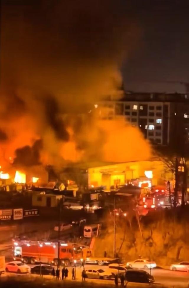 陕西榆林一粮油仓库突发大火无伤亡 6小时奋战扑灭