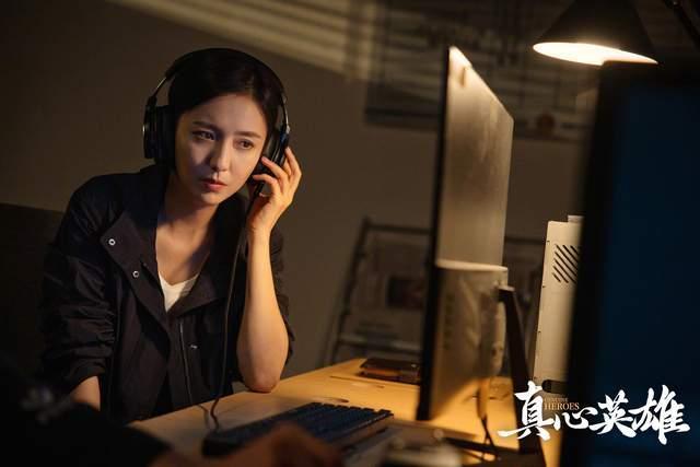 佟丽娅聚会三年收到苏翊鸣的滑板 和善激情焚烧冰雪关注