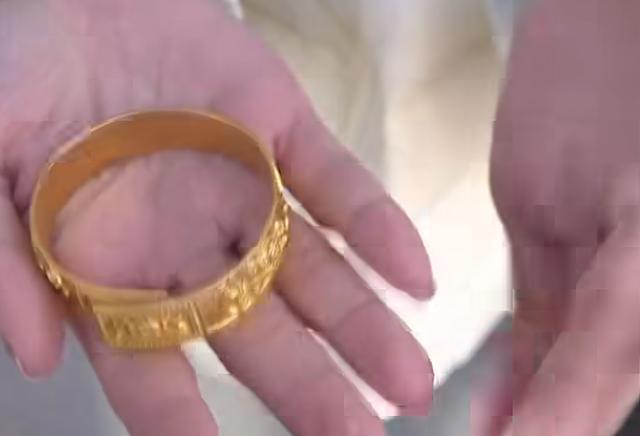 女子7万买金镯一持就变形