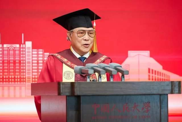 霍震霆获授名誉博士，霍启刚道喜