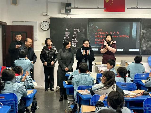 昏迷男孩被同学们暖心呼唤