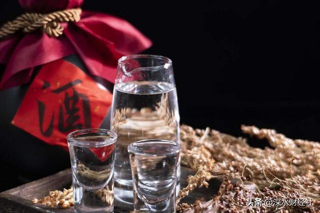 茅台一年跌三成 白酒不需要奢侈品吗 高端白酒去向何方？