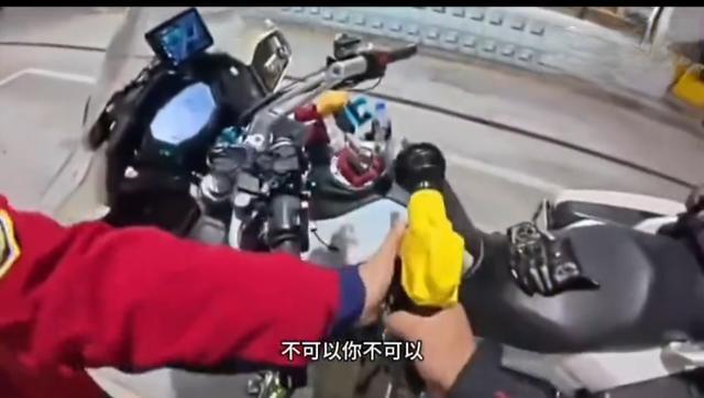 摩托车主不听劝在加油站洒油 违规行为引争议