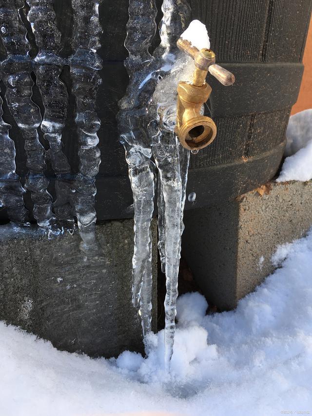 女子一觉醒来家里水龙头被冻住，寒潮应对需细节到位