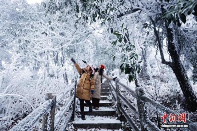 广西桂林资源县雾凇漫山如画