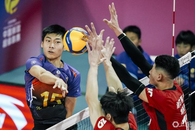 19岁“小孩哥”王泊涵接过金牌教头沈琼15号球衣，中国男排主攻线新星诞生 少年可期的成长之路