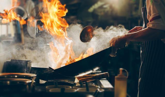 就餐恶意投入异物要挟商家构成敲诈 典型案例警示作用显著