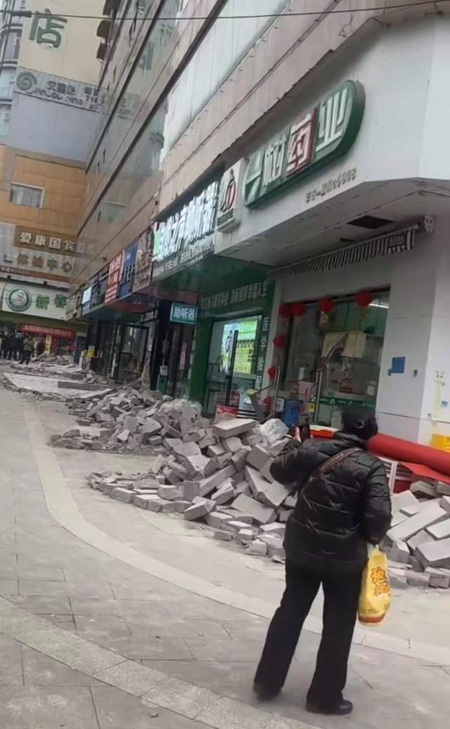 贵州多家店铺一夜之间遭砌墙封堵