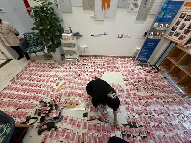 老人40万现金被烧毁 银行帮忙兑换