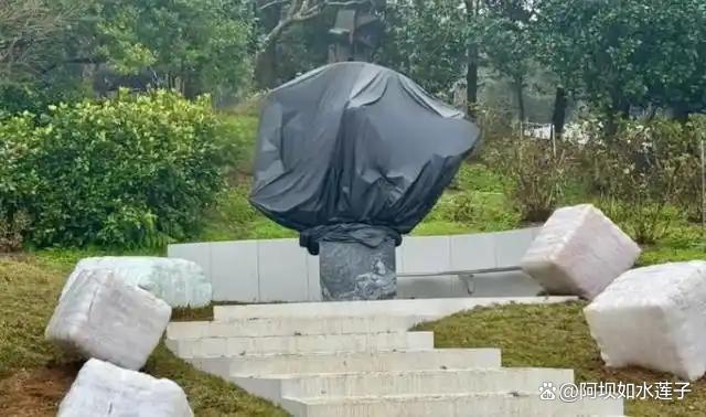 通往大S雕像9阶台阶呈S型 双关隐喻藏深情