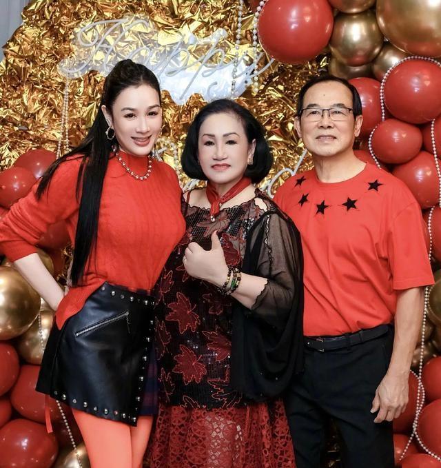 钟丽缇在北京家中为妈妈办78岁生日派对，长相身材几乎都遗传妈妈