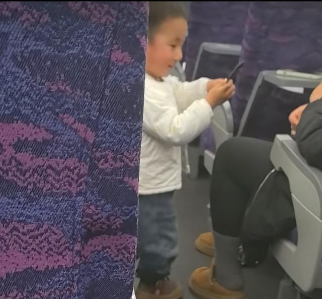 退役军人将臂章送给高铁上的小孩 温暖传递梦想