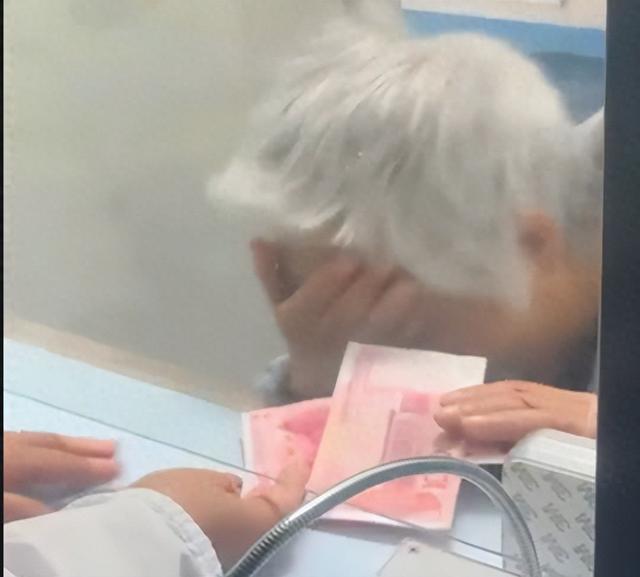 女医生塞钱给病人母亲引全网关注