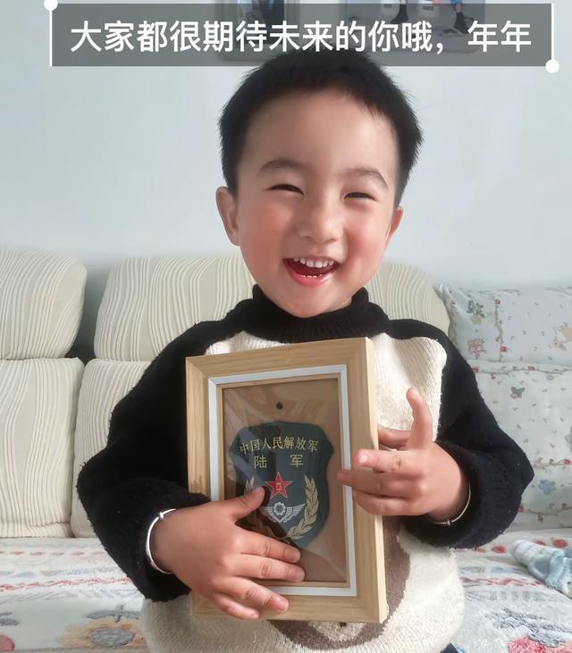 退役军人将臂章送给高铁上的小孩