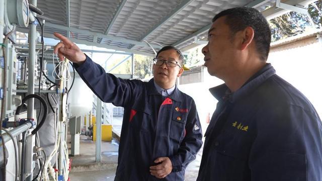 人大代表从边境线带来一块特别的石头