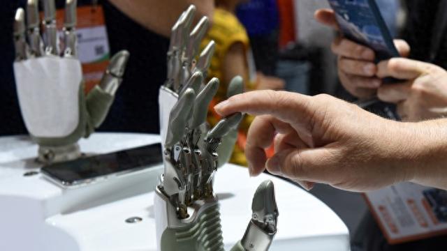 脱臂爬行、双面取物的机械手来了