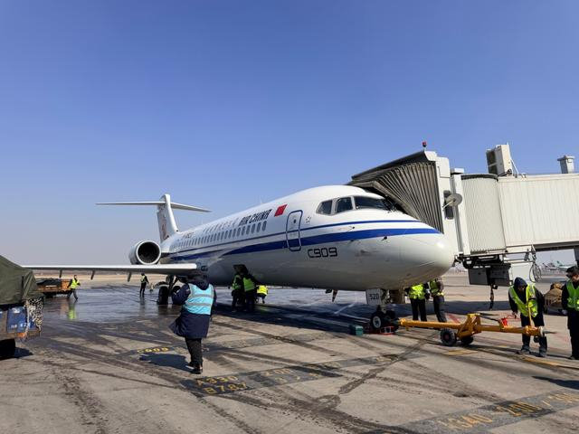 沈阳机场为C909架起暖心廊桥 告别远机位登机历史