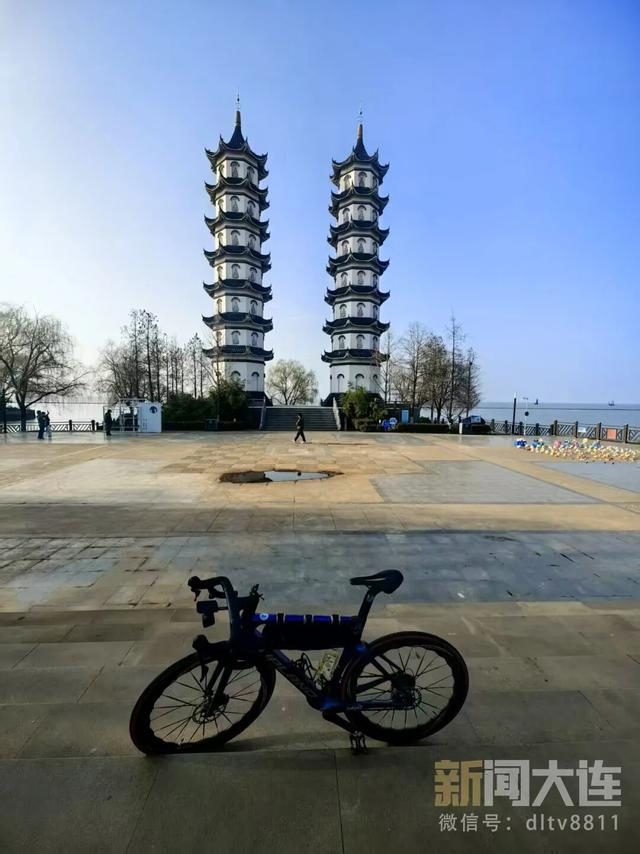 大连男子骑行“远征”武汉 千里追随只为一句“大连必胜”