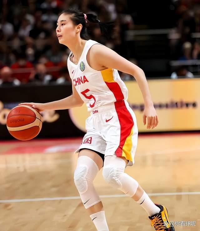 中国女篮严重断档？24岁杨舒予第二年轻 02后球员仅2人 青训危机凸显