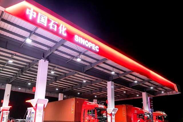 原油巨震：一场万里之外的危机传导 油价波动影响日常生活