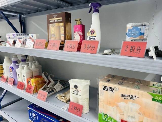 95后村支书将胖东来搬进爱心超市 积分兑换激发乡村活力