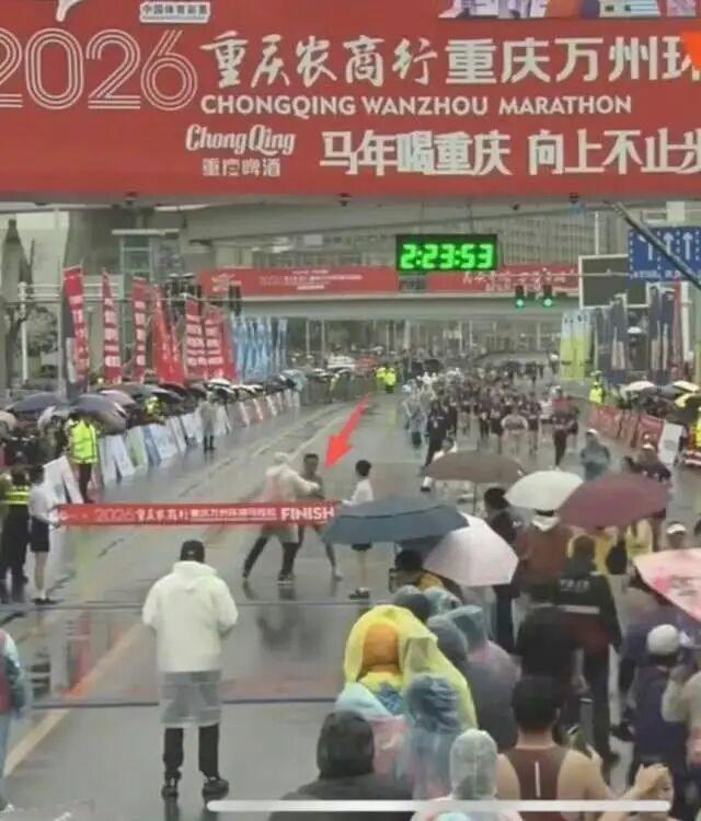 全马冠军冲线遭拦 裁判停赛增至2年 赛事纪律再敲警钟