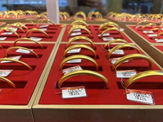 男子接连抄底黄金已亏1万多