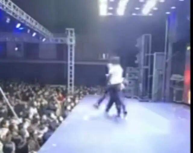 歌手遭观众上台辱骂后用话筒打人 演出冲突引发热议