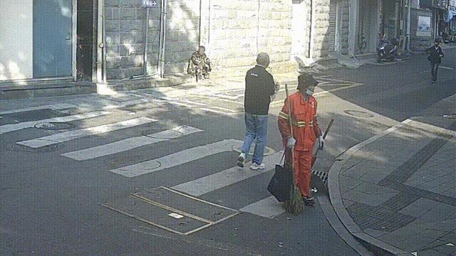 街头的这对“善良搭档”火了 爱心接力温暖人心