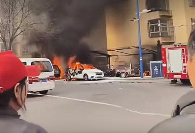 当地回应小区车棚起火引燃多辆汽车