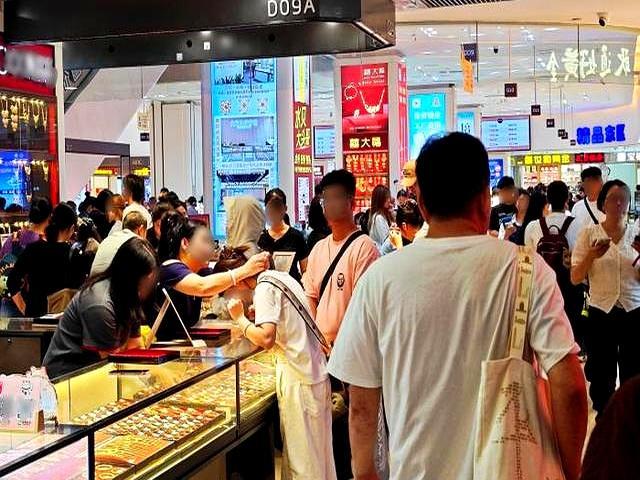 黄金创43年最大周跌幅！水贝黄金众生相：锁不住的料价 等不来的抄底 金价暴跌市场动荡