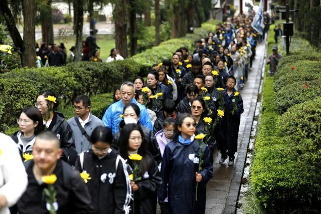 腾冲市民雨中春祭致敬抗战忠魂 铭记历史温度