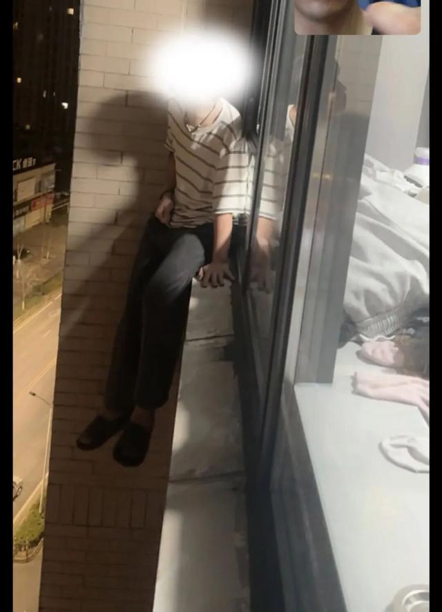 男子翻出11楼窗外被困 情绪冲动酿险情