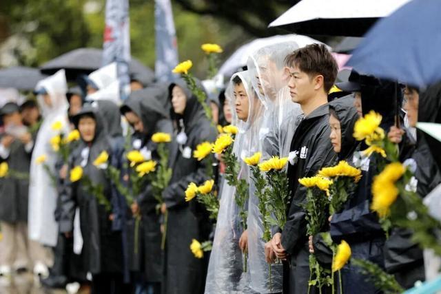 腾冲市民雨中春祭致敬抗战忠魂