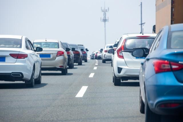 黑车占道行驶女子超车被别停 恶意别车威胁安全