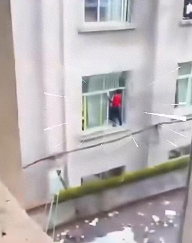 上饶一小学生在二楼窗台玩耍