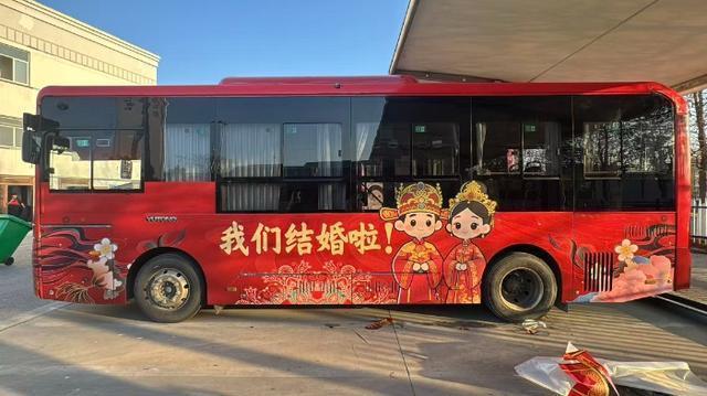 新人用公交车当婚车 费用999元 解锁浪漫新方式！