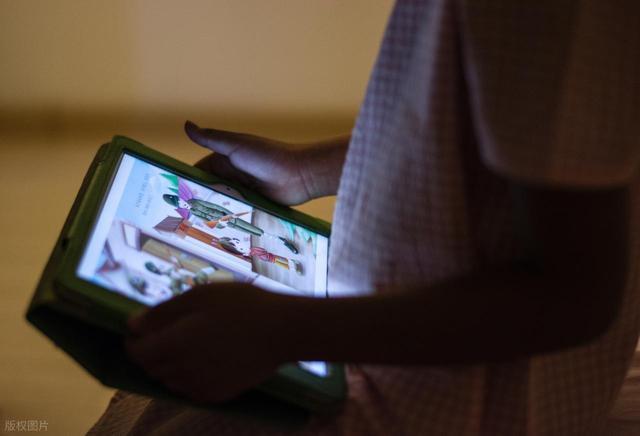 小孩趁家长熟睡玩平板 深夜偷玩引关注