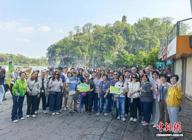 2000余名香港游客乘专列赴桂林踏春 体验山水与慢生活