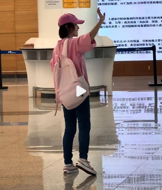 81岁潘迎紫开合跳和粉丝挥手 逆龄活力羡煞众人