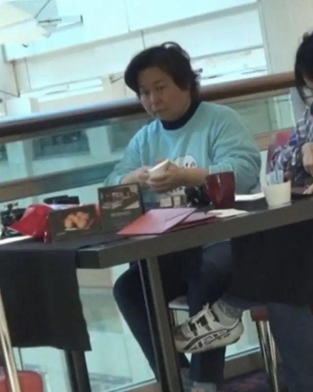 何超蕸生平 低调的孝顺千金