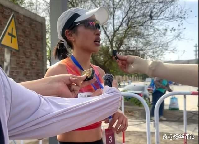 张水华吐鲁番半马第三，自曝左脚趾扭伤 带伤完赛展现坚韧精神