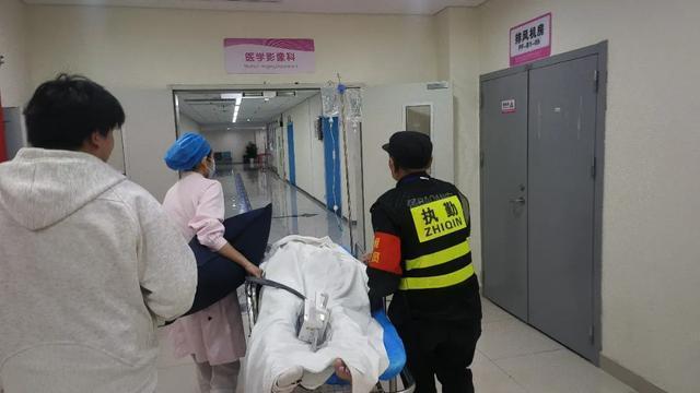 事发武汉闹市!女子一头栽倒在地突发休克 保安狂奔找医生