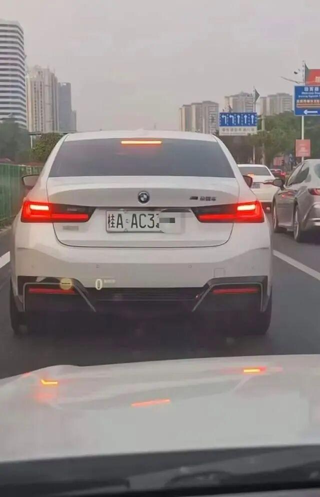 官方回应多地现白色车牌